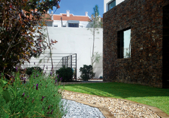 //Cliente: Particular<br/>
                                                                                        //Ano: 2009<br/>
                                                                                        //Local: Birre, Cascais<br/>
                                                                                        //Arquitectura: CBArq<br/>
                                                                                        //Arqui.Paisagista: Joana Caires