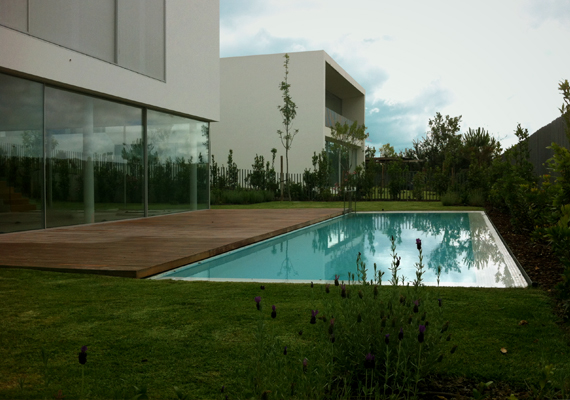 //Cliente: Particular <br/>
                                                                                        //Ano: 2011/2012 <br/>
                                                                                        //Local: Carnaxide, Oeiras <br/>
                                                                                        //Arqui.Paisagista: F&C - Arquitectura Paisagista<br/>